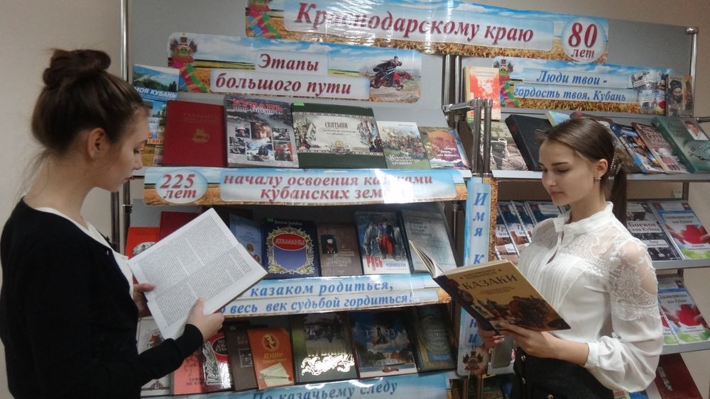 Красноголовая Софья и Волкова Диана, читатели ОПРМ готовят информацию для доклада